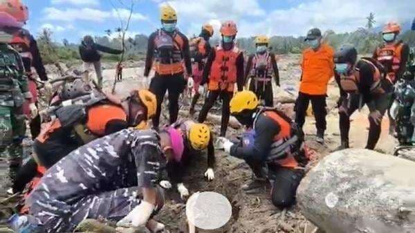 1 Korban Banjir Bandang Padang Panjang Kembali Ditemukan, Kondisi Terhimpit Kayu 1 Korban Banjir Bandang Padang Panjang Kembali Ditemukan, Kondisi Terhimpit Kayu