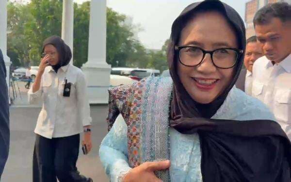 Pakai Kebaya Biru, Nanik S Deyang Tiba di Istana Jelang Dilantik Jadi Kepala BGN Pakai Kebaya Biru, Nanik S Deyang Tiba di Istana Jelang Dilantik Jadi Kepala BGN