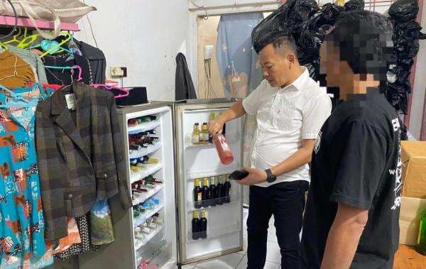 Razia Minuman Keras, Polisi Sita Ratusan Botol Miras Berbagai Merk di Kuningan Razia Minuman Keras, Polisi Sita Ratusan Botol Miras Berbagai Merk di Kuningan