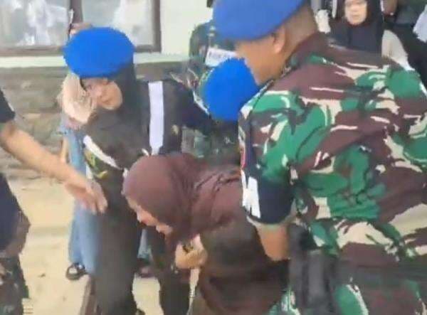 Rekonstruksi Pembunuhan Anggota TNI di Gowa Ricuh, Ibu Prada Haerul Mengamuk Rekonstruksi Pembunuhan Anggota TNI di Gowa Ricuh, Ibu Prada Haerul Mengamuk