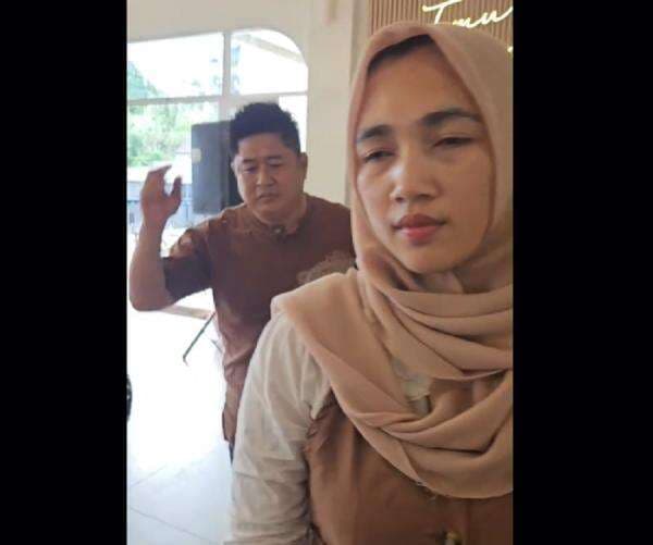 Viral Guru SD Terciduk Makan Bareng Selingkuhan, Dilabrak Istri Sah! Viral Guru SD Terciduk Makan Bareng Selingkuhan, Dilabrak Istri Sah!