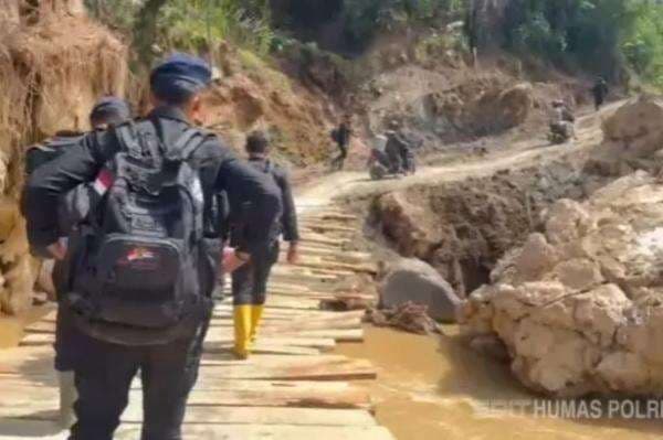 Brimob Terobos Wilayah Terisolasi di Bener Meriah demi Salurkan Bantuan Darurat Brimob Terobos Wilayah Terisolasi di Bener Meriah demi Salurkan Bantuan Darurat