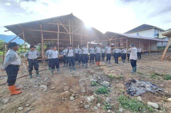 Pembangunan Huntara untuk Warga Terdampak Bencana di Padang Sudah 80 Persen Pembangunan Huntara untuk Warga Terdampak Bencana di Padang Sudah 80 Persen