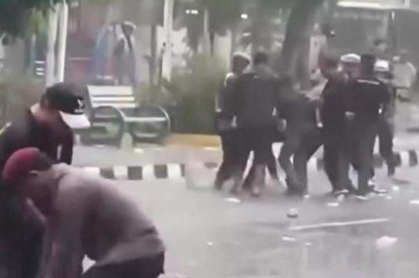 Demo Ricuh di DPRD Binjai, 7 Orang Diamankan Termasuk Pelajar Demo Ricuh di DPRD Binjai, 7 Orang Diamankan Termasuk Pelajar