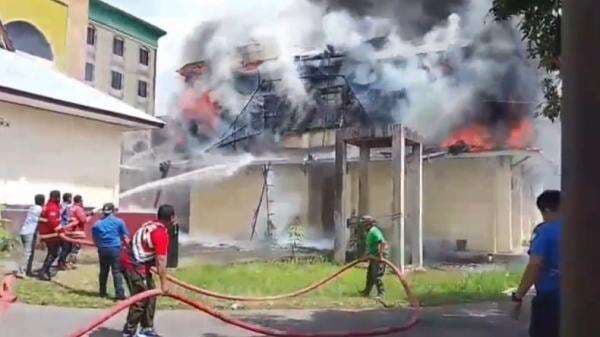 Kebakaran Hebat di Asrama Haji Ternate, 4 Mobil Damkar Dikerahkan Kebakaran Hebat di Asrama Haji Ternate, 4 Mobil Damkar Dikerahkan