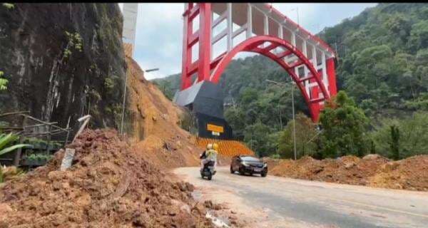 Jalur Sumbar–Riau di Kelok 9 Kembali Dibuka Usai Longsor Jalur Sumbar–Riau di Kelok 9 Kembali Dibuka Usai Longsor