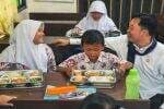 Cek Makan Bergizi Gratis di Slipi, Kevin Wu Sebut Harga Makanan di Atas Rp10 Ribu Cek Makan Bergizi Gratis di Slipi, Kevin Wu Sebut Harga Makanan di Atas Rp10 Ribu
