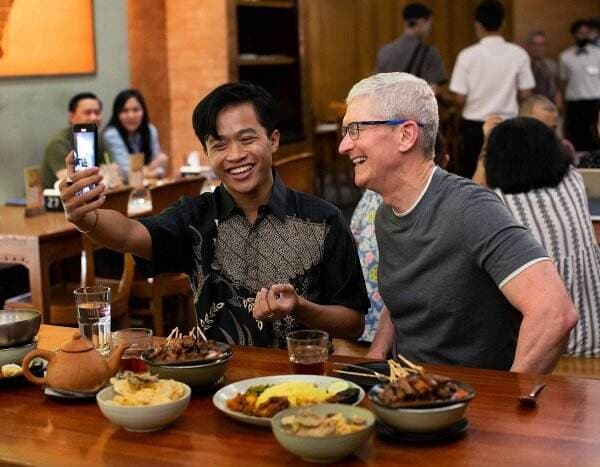 CEO Apple Tim Cook Makan Sate Ayam di Jakarta, Bikin Ngiler!
