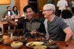 CEO Apple Tim Cook Nikmati Kuliner Khas Indonesia, Sapa Masyarakat Sambil Makan Sate Ayam