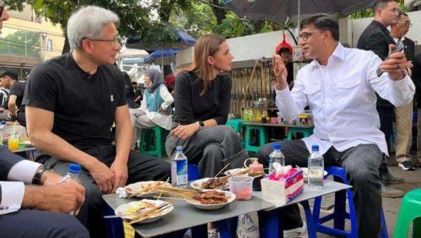 Potret Jensen Huang, Orang Berharta Rp2.000 Triliun yang Ngemper Makan Gultik di Blok M Potret Jensen Huang, Orang Berharta Rp2.000 Triliun yang Ngemper Makan Gultik di Blok M