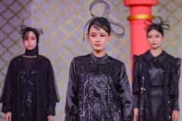 Cerita Desainer Indonesia yang Sulit Dapat Model untuk Pakai Kain Wastra Indonesia