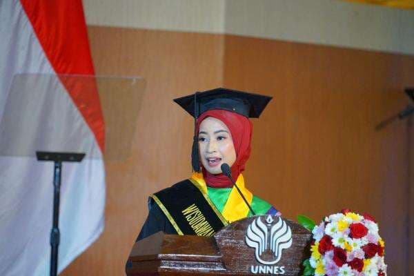 Cerita Novia, Wisudawan Terbaik Unnes dengan IPK Tertinggi Meski Menderita Skoliosis Cerita Novia, Wisudawan Terbaik Unnes dengan IPK Tertinggi Meski Menderita Skoliosis