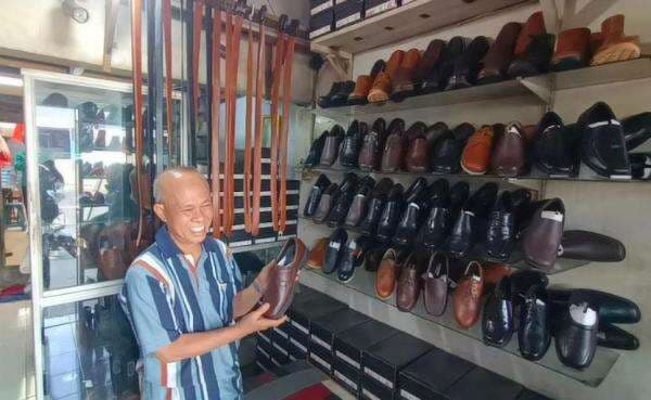 Cerita Pengrajin Sepatu Kulit asal Depok Bertahan di Tengah Gempuran Barang Impor China Cerita Pengrajin Sepatu Kulit asal Depok Bertahan di Tengah Gempuran Barang Impor China