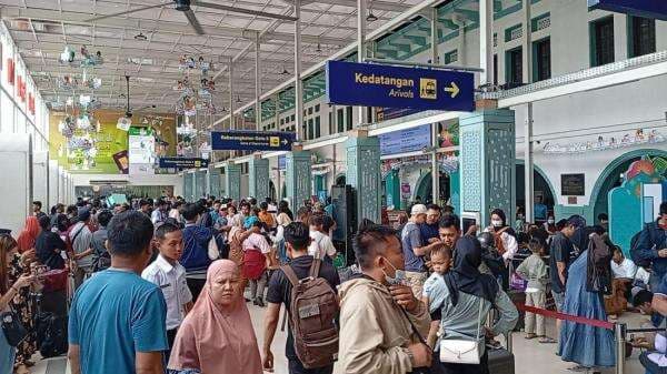 Cerita Porter Stasiun Pasar Senen: Banyak Dukanya, Momen Mudik Buat Beli Baju Lebaran Anak Cerita Porter Stasiun Pasar Senen: Banyak Dukanya, Momen Mudik Buat Beli Baju Lebaran Anak