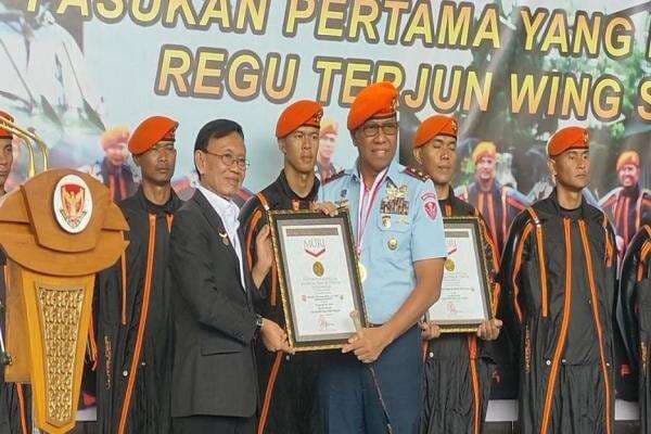 Cetak Rekor MURI, Kopasgat TNI AU Jadi Satuan Militer Pertama di Indonesia yang Kuasai Wingsuit Cetak Rekor MURI, Kopasgat TNI AU Jadi Satuan Militer Pertama di Indonesia yang Kuasai Wingsuit
