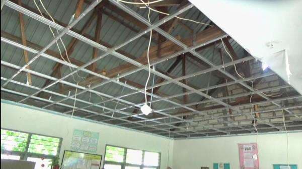 Plafon SD Inpres Oesapa Roboh, Tiga Siswa Terluka Plafon SD Inpres Oesapa Roboh, Tiga Siswa Terluka