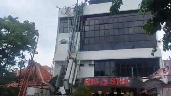 Tower Provider di Atap Sekolah Perhotelan Surabaya Roboh, Siswa dan Staf Pengajar Dievakuasi Tower Provider di Atap Sekolah Perhotelan Surabaya Roboh, Siswa dan Staf Pengajar Dievakuasi