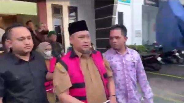 Dugaan Korupsi Retribusi Wisata, Mantan Kadispora Sukabumi dan Staf Perempuan Ditahan Dugaan Korupsi Retribusi Wisata, Mantan Kadispora Sukabumi dan Staf Perempuan Ditahan