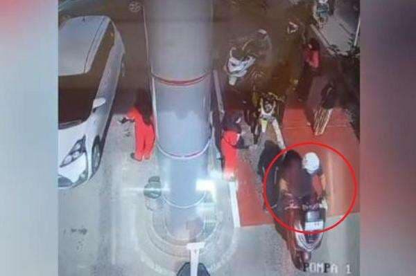 Viral Pemotor di Bogor Kabur Tanpa Bayar usai Isi BBM Penuh di SPBU, Pelat Nomor Dilakban! Viral Pemotor di Bogor Kabur Tanpa Bayar usai Isi BBM Penuh di SPBU, Pelat Nomor Dilakban!