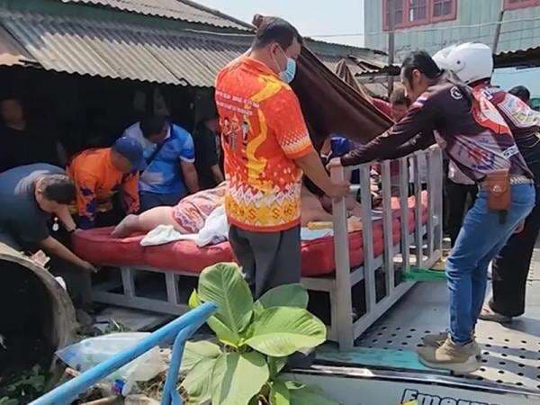 Perempuan Seberat 300 Kg Dibawa ke RS dengan Truk Derek, Butuh 20 Orang untuk Menggotongnya Perempuan Seberat 300 Kg Dibawa ke RS dengan Truk Derek, Butuh 20 Orang untuk Menggotongnya