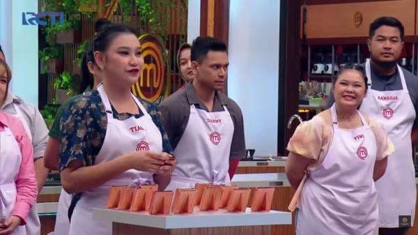 Chef Juna Tak Bisa Tahan Tawa saat Tiara Ingin Bahan seperti Vinz, Kok Bisa? Chef Juna Tak Bisa Tahan Tawa saat Tiara Ingin Bahan seperti Vinz, Kok Bisa?