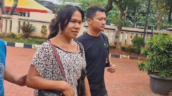 Bikin Melongo! Chika Pengamen Waria Ini Punya 2 Rumah dan Mobil, Sehari Raup Rp800.000 Bikin Melongo! Chika Pengamen Waria Ini Punya 2 Rumah dan Mobil, Sehari Raup Rp800.000