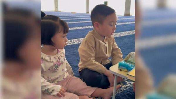 Momen Gemas Lily Temani Cipung Mengaji, Netizen: Masya Allah, Pinter Banget! Momen Gemas Lily Temani Cipung Mengaji, Netizen: Masya Allah, Pinter Banget!