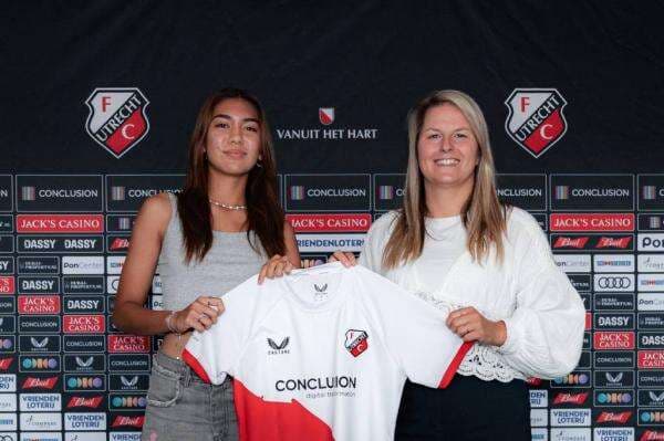 Komentar Berkelas Claudia Scheunemann usai Resmi Gabung FC Utrecht Wanita Komentar Berkelas Claudia Scheunemann usai Resmi Gabung FC Utrecht Wanita