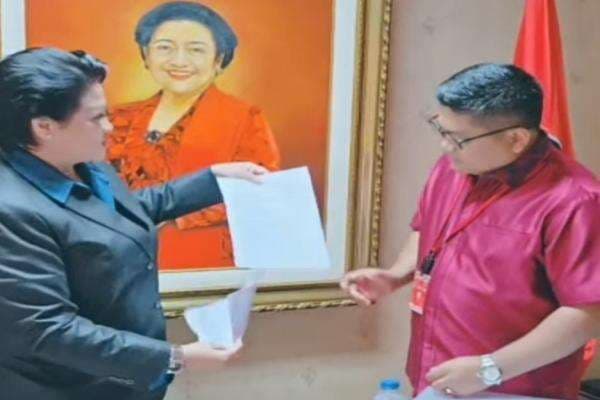 Connie Serahkan Dokumen dan Video Rahasia Titipan Hasto ke Wasekjen PDIP Connie Serahkan Dokumen dan Video Rahasia Titipan Hasto ke Wasekjen PDIP