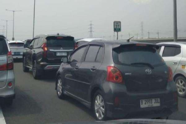 Contraflow Diberlakukan di KM 47 Tol Japek, Kendaraan Padat Merayap Contraflow Diberlakukan di KM 47 Tol Japek, Kendaraan Padat Merayap