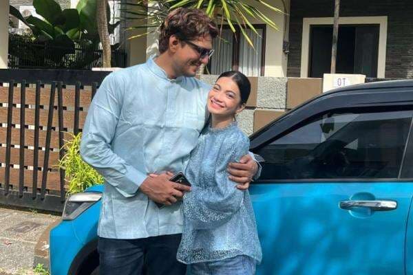 Ratu Sofya dan Cornelio Sunny Tampil Mesra di Momen Lebaran Ratu Sofya dan Cornelio Sunny Tampil Mesra di Momen Lebaran