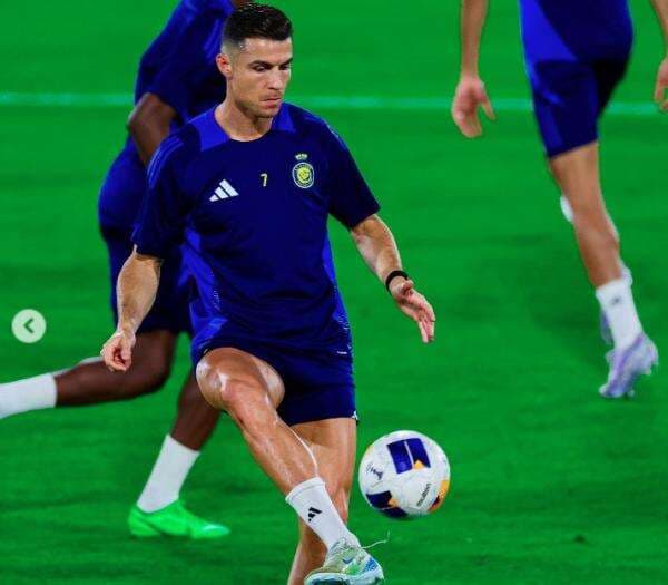 Keseruan Cristiano Ronaldo vs Sandy Walsh di Liga Champions Asia Elite Keseruan Cristiano Ronaldo vs Sandy Walsh di Liga Champions Asia Elite