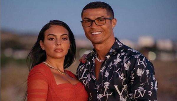 Resmi! Cristiano Ronaldo Lamar Georgina Rodriguez dengan Cincin Berlian Jumbo Resmi! Cristiano Ronaldo Lamar Georgina Rodriguez dengan Cincin Berlian Jumbo