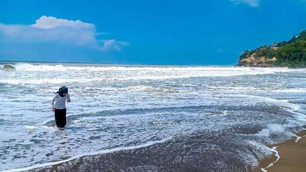 Cuma di Pantai Ini, Pengunjung Bisa Berenang <i>Santuy</i> Dekat Pesawat Boeing Cuma di Pantai Ini, Pengunjung Bisa Berenang <i>Santuy</i> Dekat Pesawat Boeing