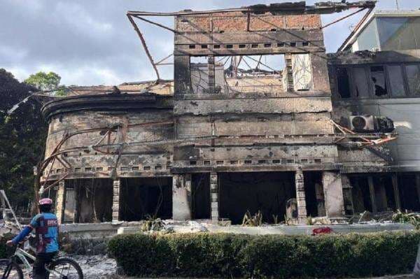 Demo Ricuh di Bandung, 5 Bangunan dan Fasilitas Umum Dibakar Massa Demo Ricuh di Bandung, 5 Bangunan dan Fasilitas Umum Dibakar Massa