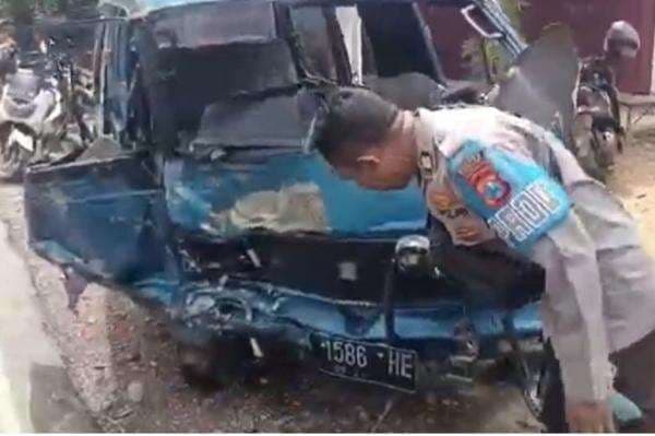 Kecelakaan Beruntun Libatkan 3 Kendaraan di Sampang, 6 Luka-Luka Kecelakaan Beruntun Libatkan 3 Kendaraan di Sampang, 6 Luka-Luka