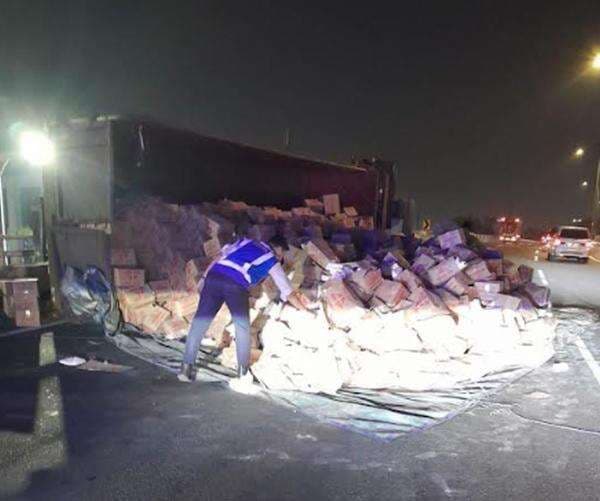 Truk Terguling di Tol Tomang Arah Semanggi Truk Terguling di Tol Tomang Arah Semanggi