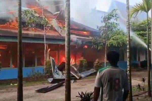 Kebakaran di SMPN 20 Jambi, Diduga Korsleting Listrik dari Ruang Koperasi Kebakaran di SMPN 20 Jambi, Diduga Korsleting Listrik dari Ruang Koperasi