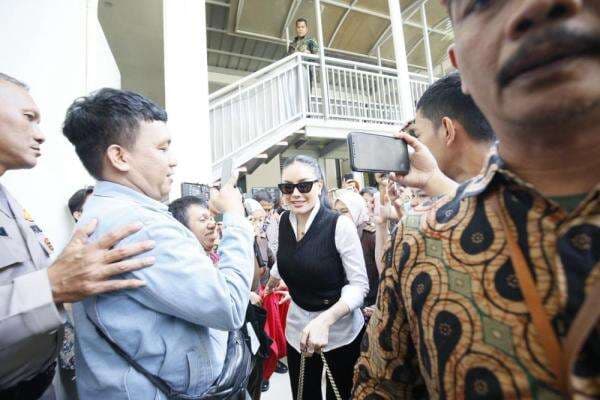 Sidang Vonis, Outfit Nikita Mirzani Bikin Heboh dari Kerudung Putri Firaun hingga Cinderella Sidang Vonis, Outfit Nikita Mirzani Bikin Heboh dari Kerudung Putri Firaun hingga Cinderella