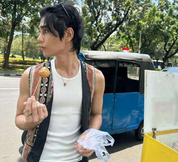 Potret Jeff Satur Asyik Jajan Tahu Bulat Kaki Lima, Netizen: Tetap Ganteng Potret Jeff Satur Asyik Jajan Tahu Bulat Kaki Lima, Netizen: Tetap Ganteng