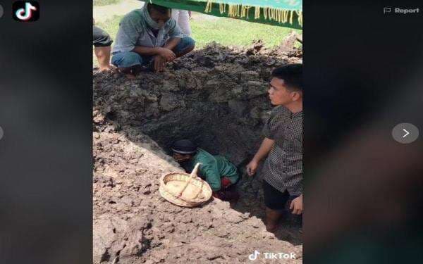 Momen Haru Anak Azankan Jenazah Ayahnya di Liang Lahat, Suara Pecah Menahan Tangis Momen Haru Anak Azankan Jenazah Ayahnya di Liang Lahat, Suara Pecah Menahan Tangis