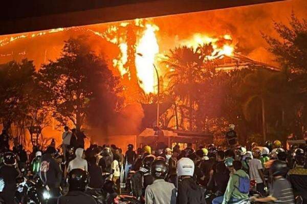 Polda Sulsel Tetapkan 11 Tersangka Pembakaran Gedung DPRD Makassar, 4 Orang Tewas Polda Sulsel Tetapkan 11 Tersangka Pembakaran Gedung DPRD Makassar, 4 Orang Tewas