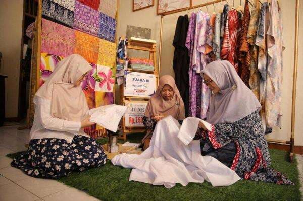 UMKM Binaan BRI Findmeera Buktikan Perempuan Bisa Berdaya dari Rumah UMKM Binaan BRI Findmeera Buktikan Perempuan Bisa Berdaya dari Rumah