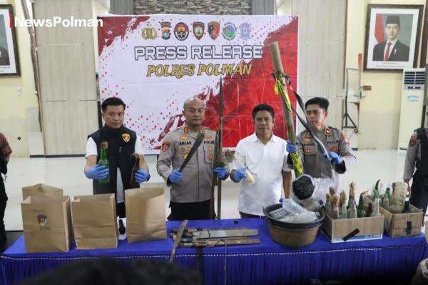 Kapolres Polman Pimpin Press Release Terkait Pengamanan Eksekusi di Katumbangan Kapolres Polman Pimpin Press Release Terkait Pengamanan Eksekusi di Katumbangan