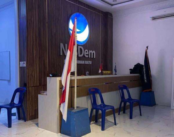 NasDem Nonaktifkan Ahmad Sahroni dan Nafa Urbach dari DPR Mulai 1 September 2025 NasDem Nonaktifkan Ahmad Sahroni dan Nafa Urbach dari DPR Mulai 1 September 2025