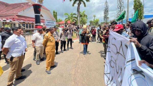 Demo Aliansi Pemuda Peduli Lingkungan di Merauke, Tolak Pembakaran Burung Cenderawasih Demo Aliansi Pemuda Peduli Lingkungan di Merauke, Tolak Pembakaran Burung Cenderawasih