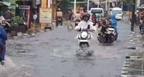 Terobos Banjir, Banyak Motor Mogok di Duri Kosambi Jakbar Terobos Banjir, Banyak Motor Mogok di Duri Kosambi Jakbar