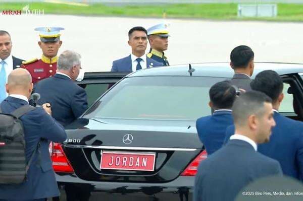 Raja Yordania Abdullah II Tiba di Indonesia, Langsung Diantar Prabowo ke Istana Raja Yordania Abdullah II Tiba di Indonesia, Langsung Diantar Prabowo ke Istana