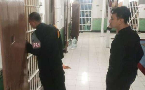 Deteksi Dini Dibalik Jeruji Lapas Jombang saat Libur Iduladha, Penjaga Kontrol Keliling Hunian Napi Deteksi Dini Dibalik Jeruji Lapas Jombang saat Libur Iduladha, Penjaga Kontrol Keliling Hunian Napi