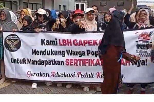 Emak-Emak Demo BPN Karawang, Tuntut Lahan Dikeluarkan dari Plotting Pengembang Rumah Emak-Emak Demo BPN Karawang, Tuntut Lahan Dikeluarkan dari Plotting Pengembang Rumah
